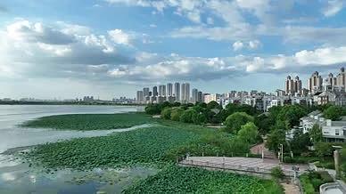 航拍北京密云湖边城市视频的预览图